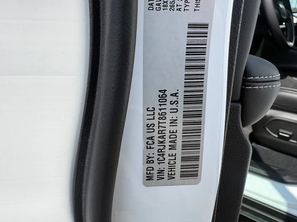 New 2026 Bright White Clear-Coat Exterior Paint Jeep Altitude image 33