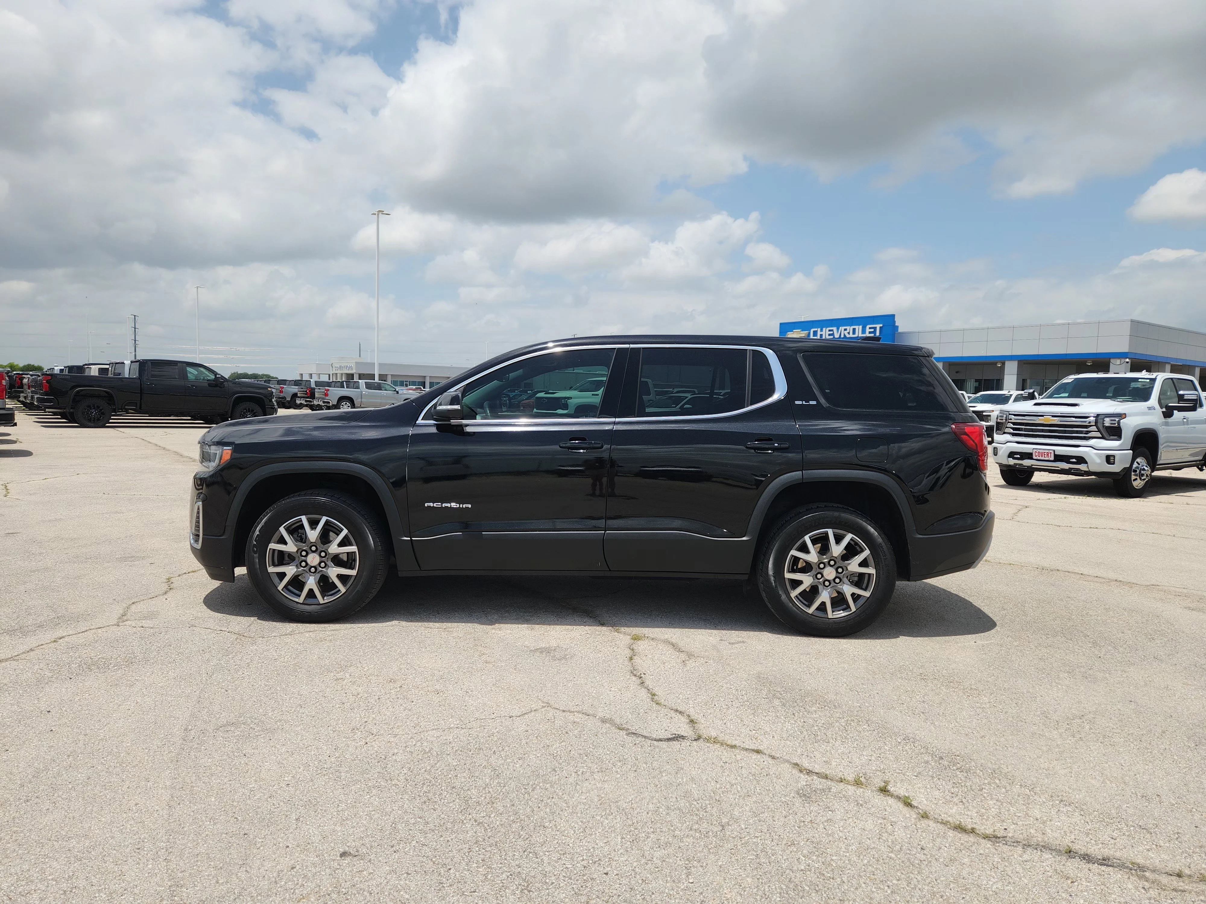 Used 2023 Ebony Twilight Metallic GMC SLE image 4