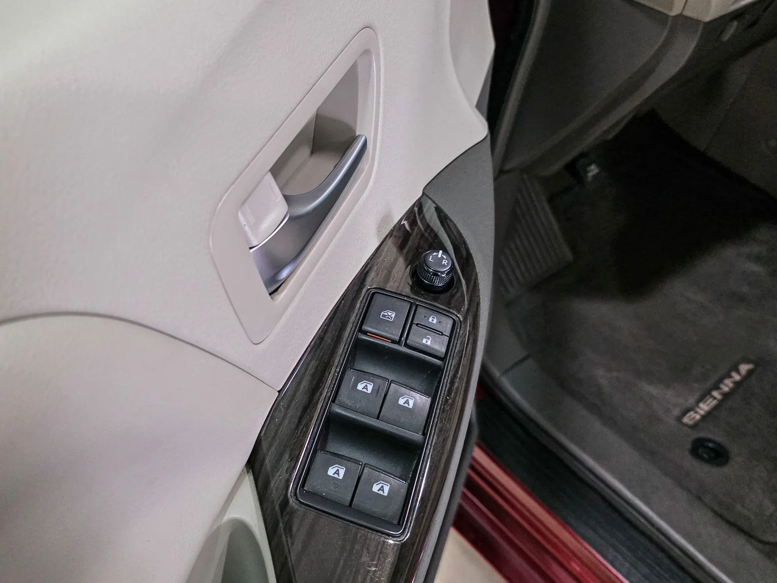 Used 2016 Red Toyota XLE image 19