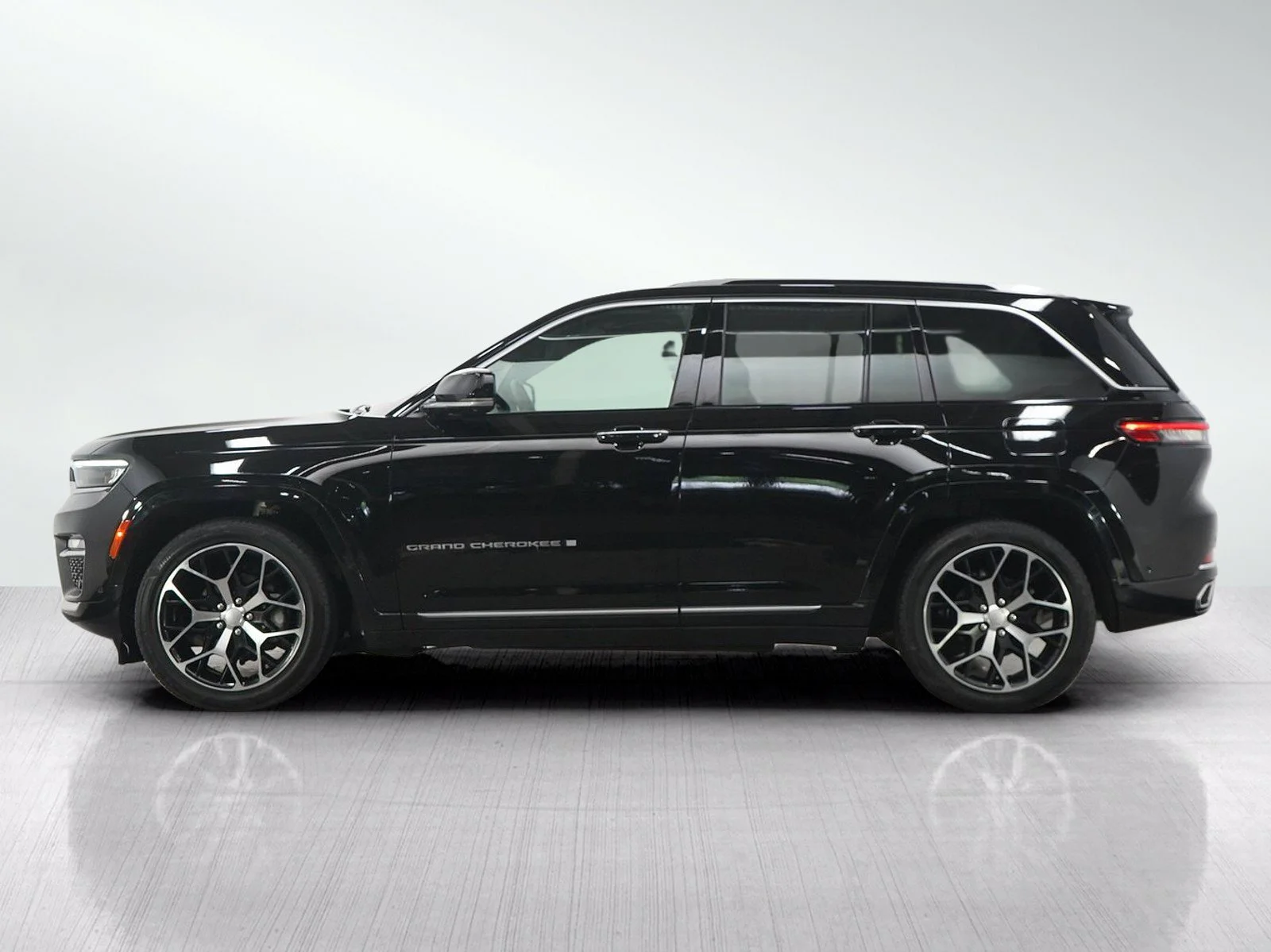 Used 2023 Jeep Grand Cherokee Summit Reserve with VIN 1C4RJHEG3PC520369 for sale in Hopkins, Minnesota