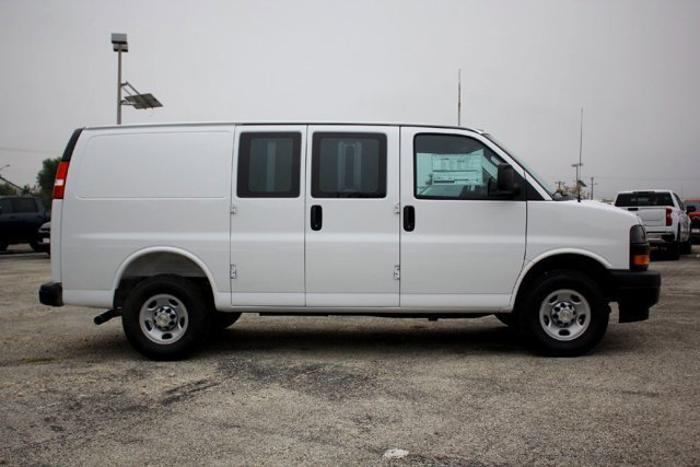 New 2025 Summit White Chevrolet WT image 5