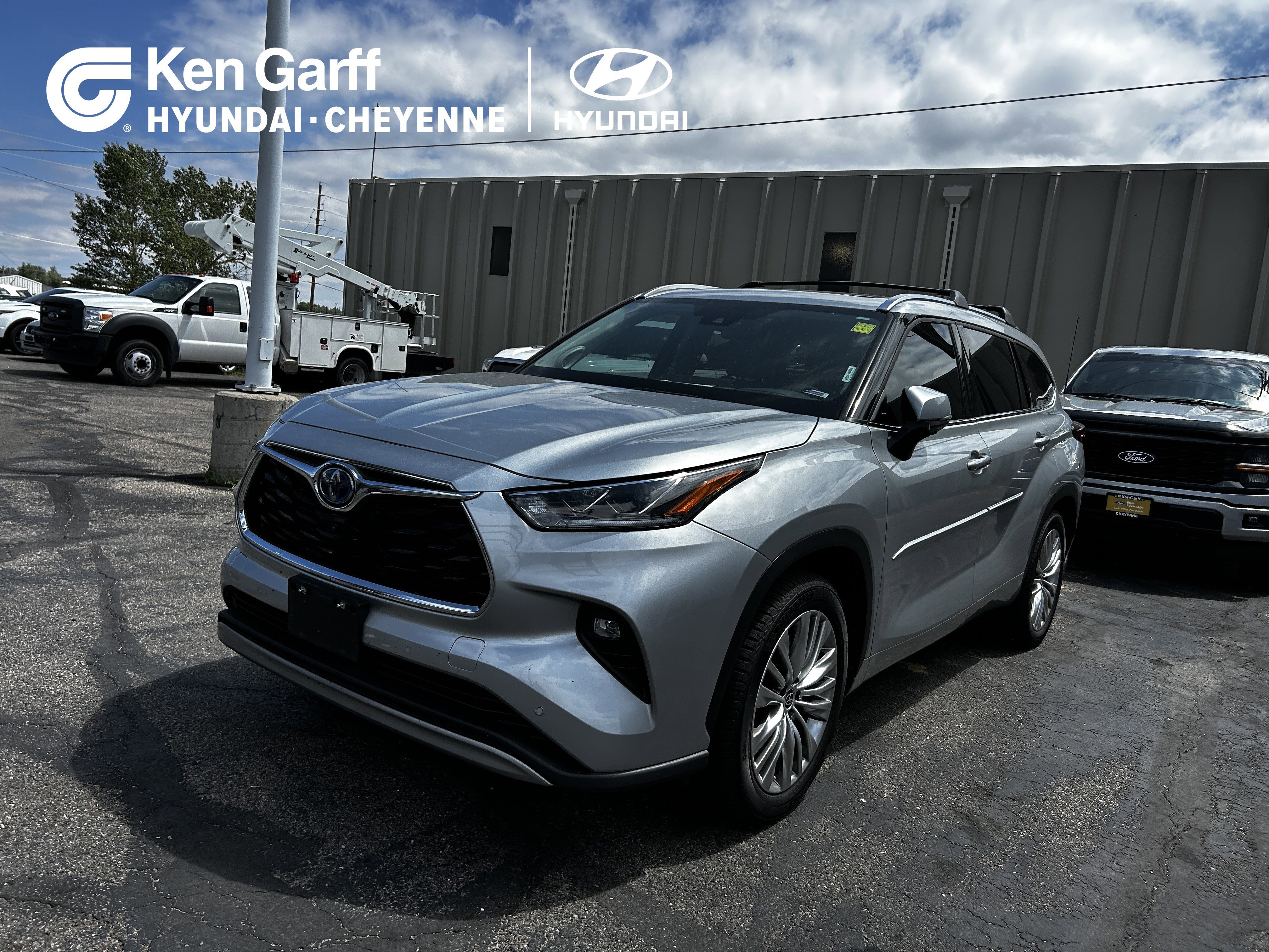 2023 Toyota Highlander Hybrid Platinum FWD's photo