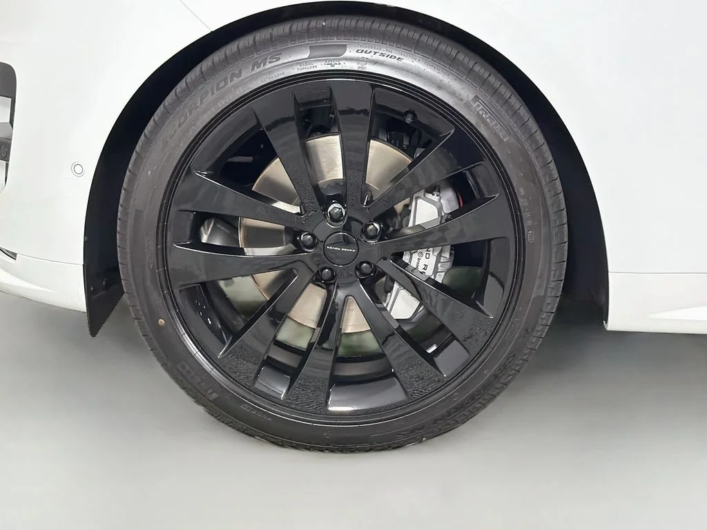 New 2026 Fuji White Land Rover Dynamic SE image 33
