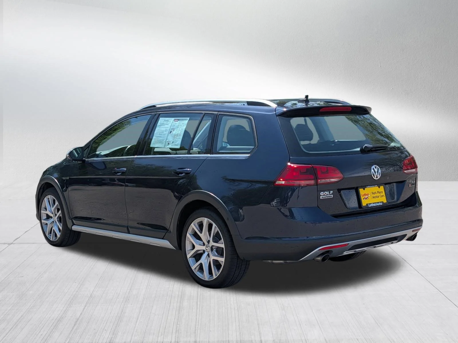 Used 2017 Night Blue Metallic Volkswagen SEL image 5