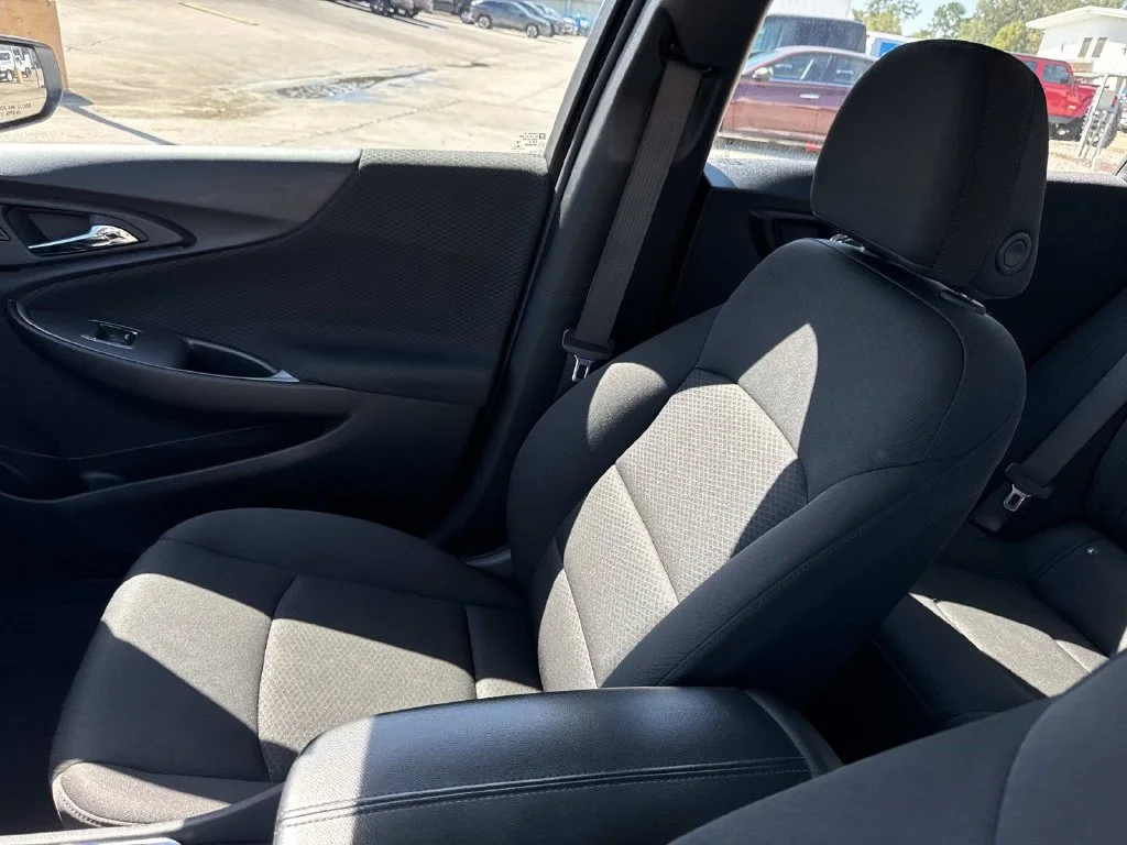 Used 2025 White Chevrolet LT image 37