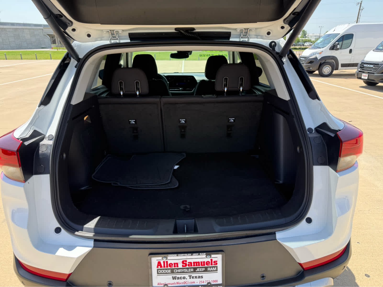 Used 2024 Summit White Chevrolet LT image 11