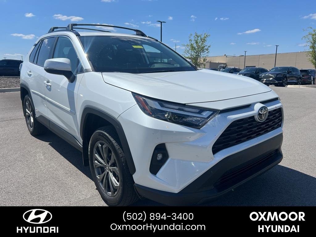 Used 2025 Wind Chill Pearl Toyota Hybrid XLE Premium image 1