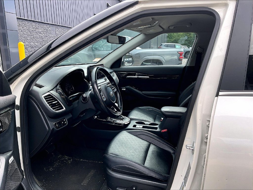 Used 2021 White Kia SX image 7