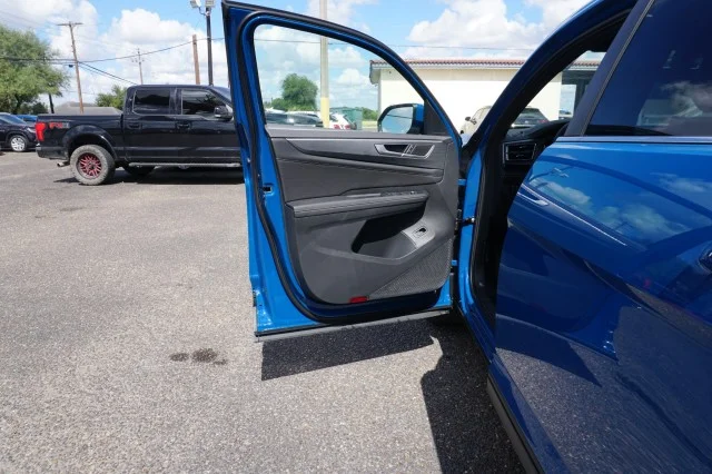 New 2025 R3R3 Mountain Lake Blue Volkswagen 2.0T SE w/Technology image 16