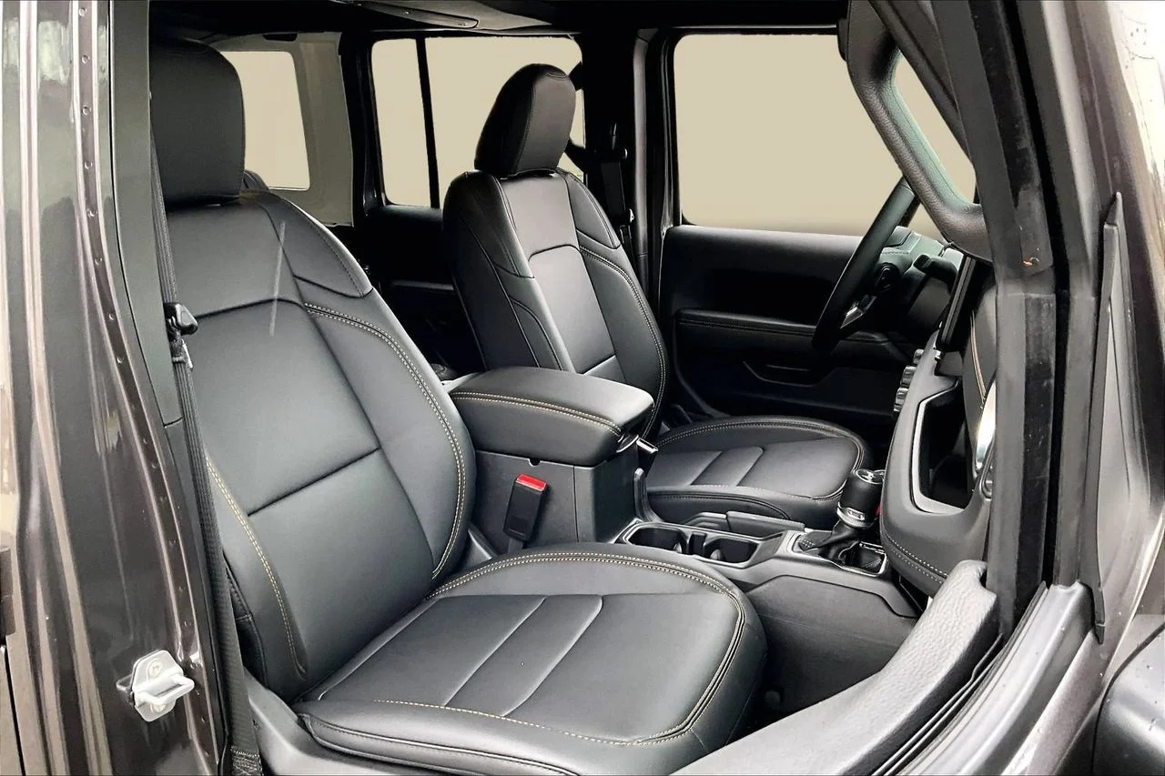 New 2026 Granite Crystal Metallic Clear-Coat Exterior Paint Jeep Sahara image 21