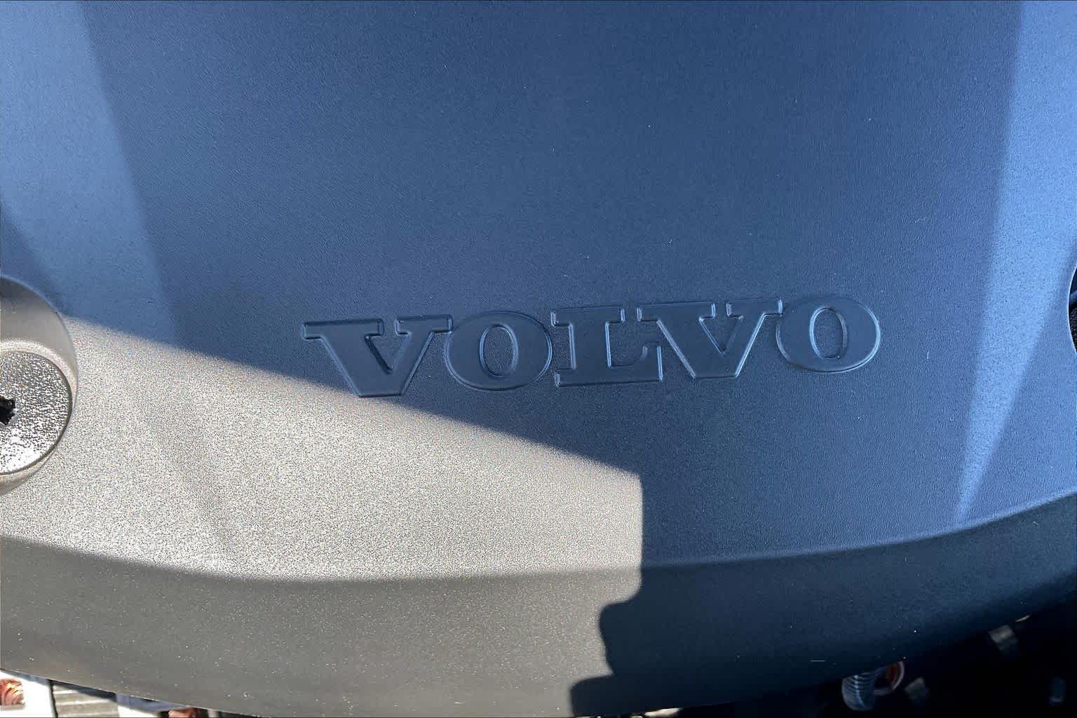 Used 2022 Denim Blue Metallic Volvo Momentum image 30