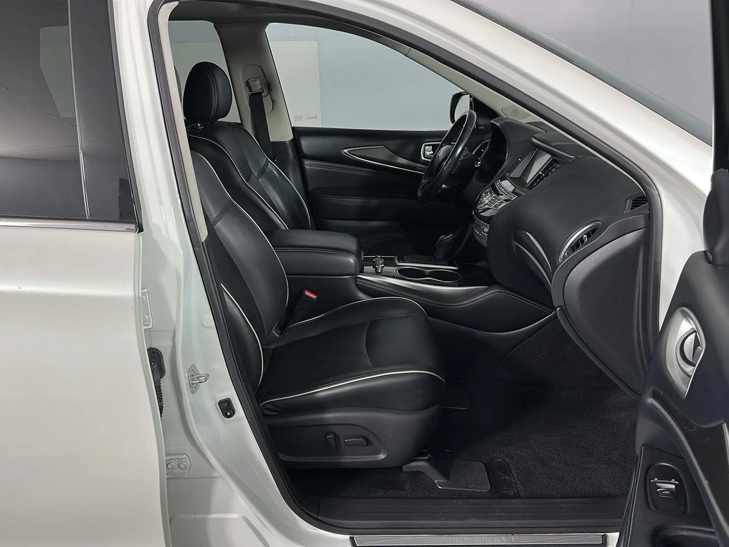 Used 2019 Majestic White INFINITI LUXE image 35