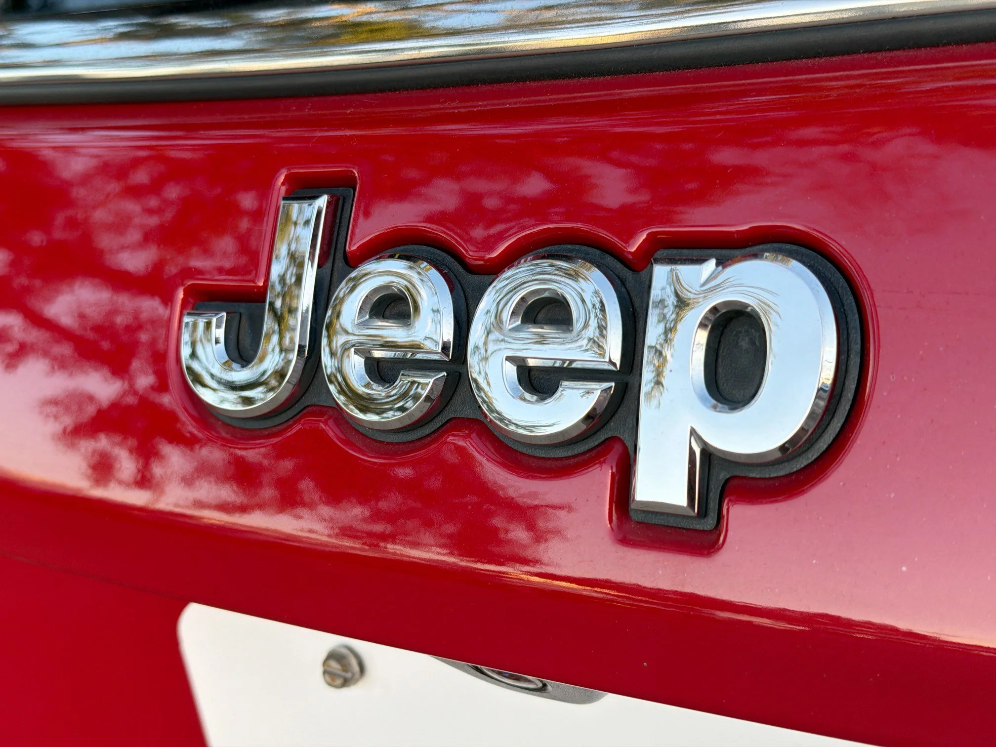 Used 2018 Redline Pearlcoat Jeep Latitude image 11