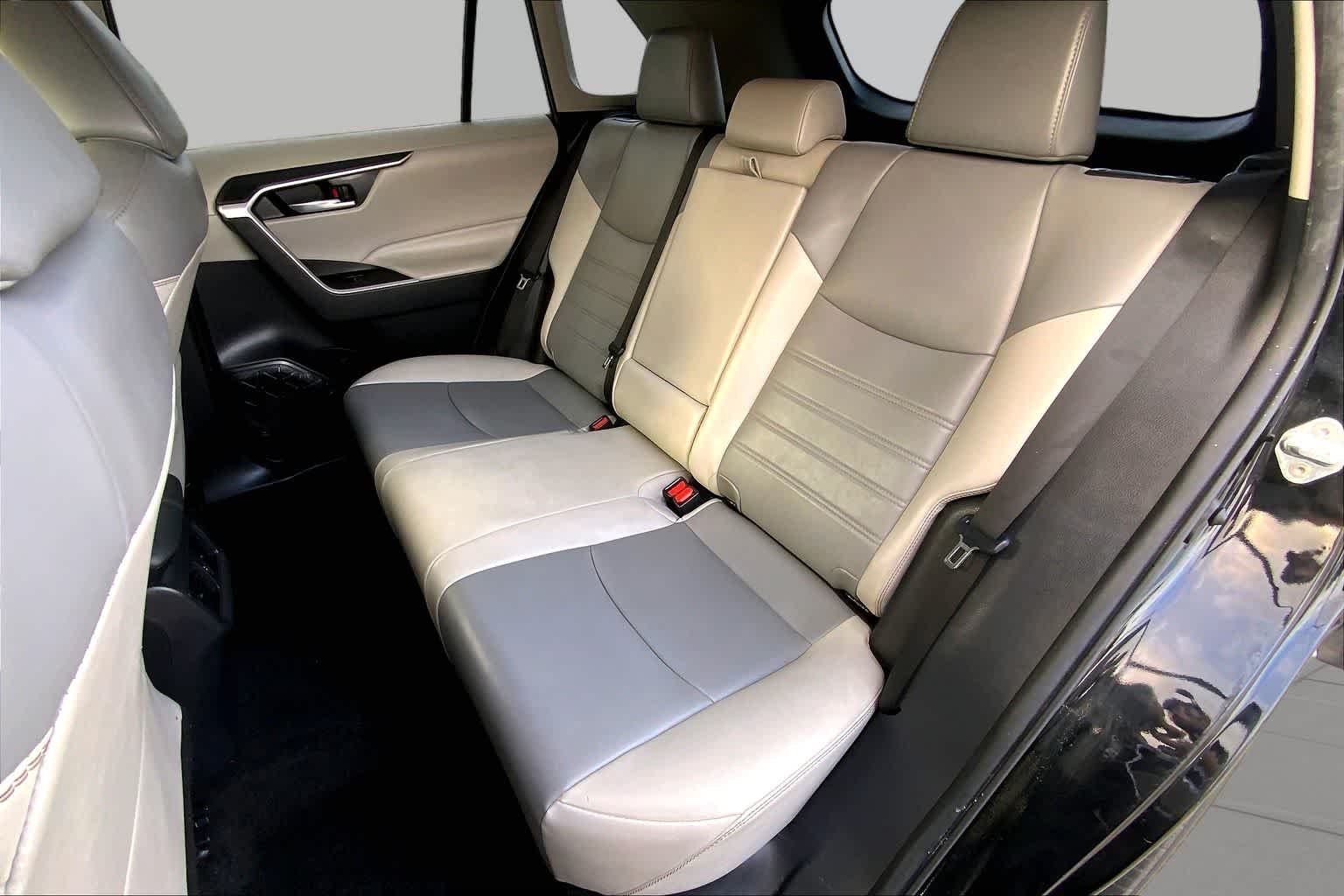 Used 2021 Midnight Black Metallic Toyota XLE Premium image 20