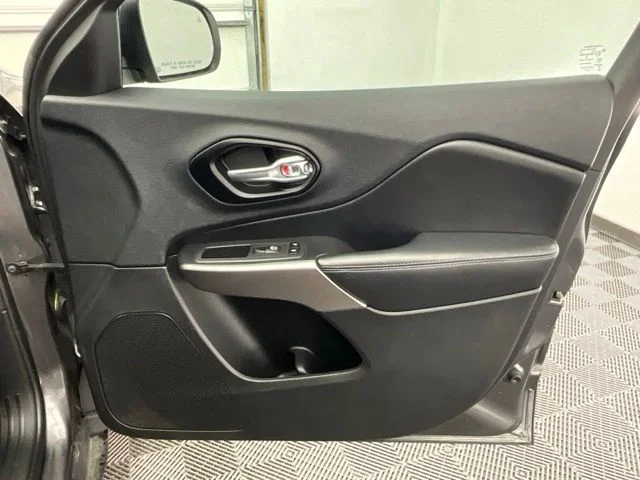 Used 2020 Gray Jeep Latitude Plus image 17