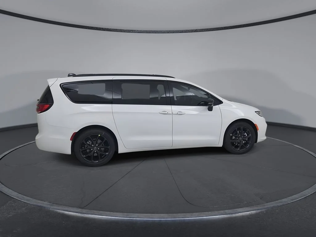 New 2026 Bright White Clear-Coat Exterior Paint Chrysler Limited image 16