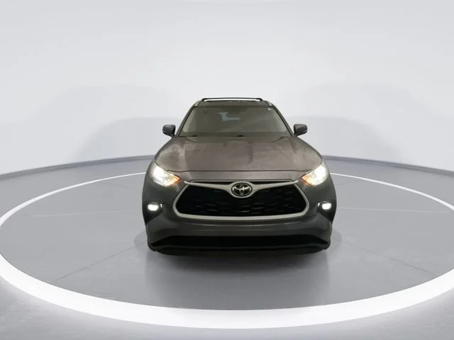 Used 2025 Gray Toyota XLE image 3