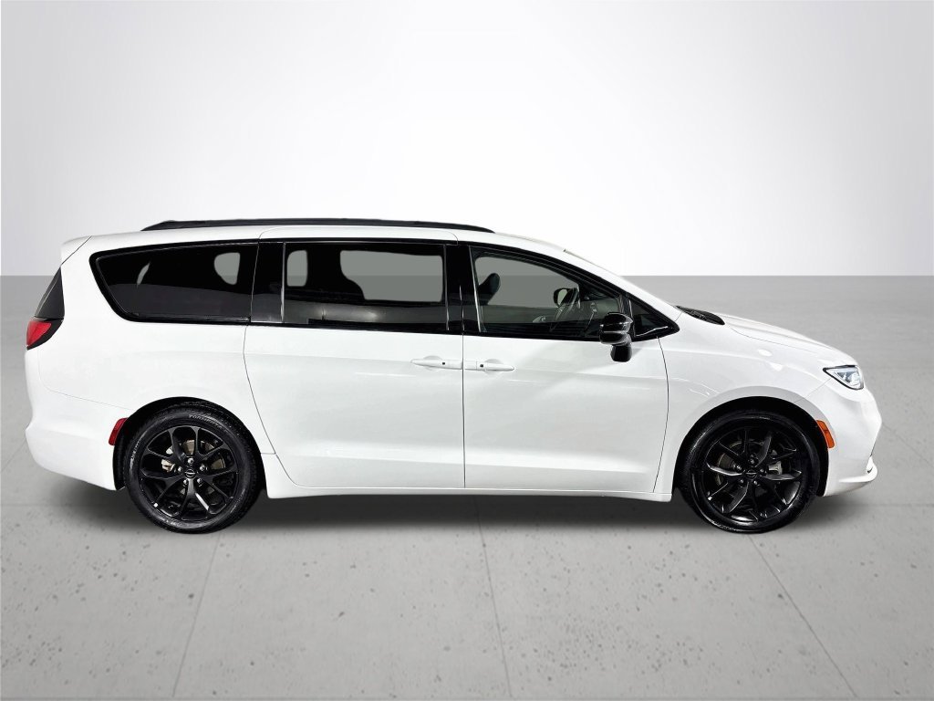 Used 2025 Bright White Clearcoat Chrysler Limited image 5