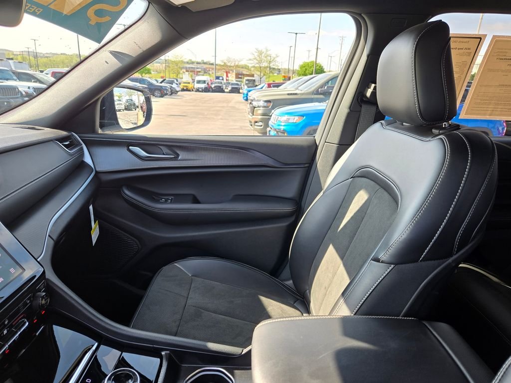 Used 2025 White Jeep Altitude X image 26