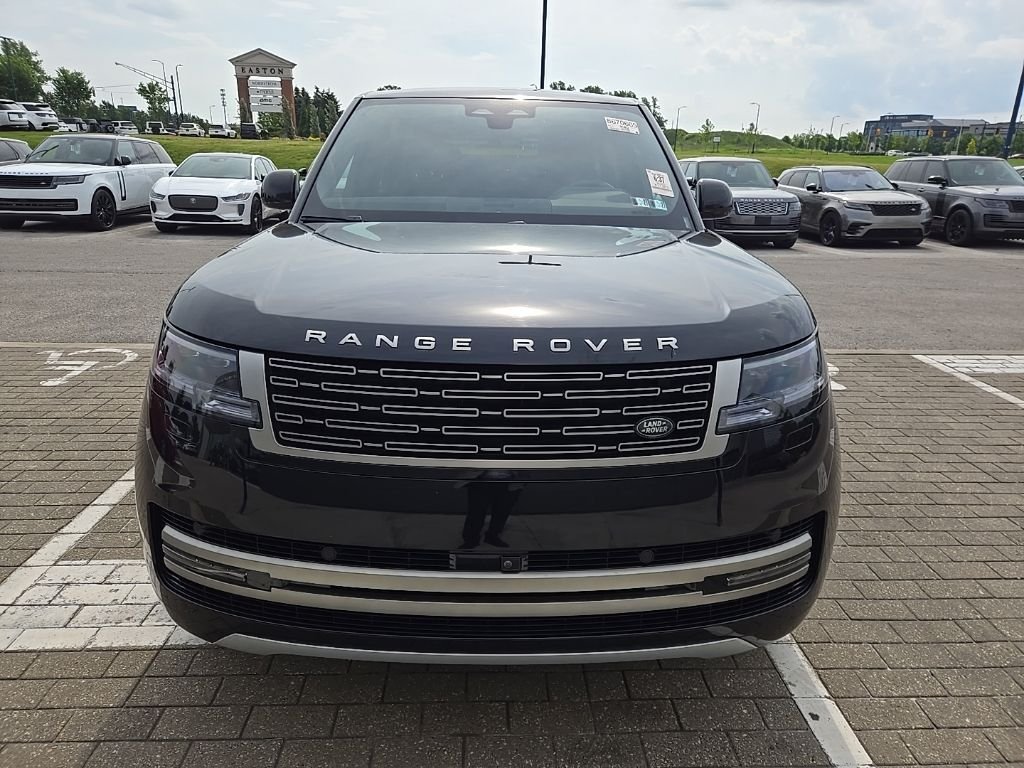 Used 2025 Santorini Black Metallic Land Rover SE image 2