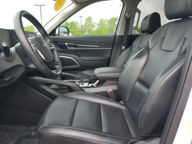 Used 2023 White Kia S image 17