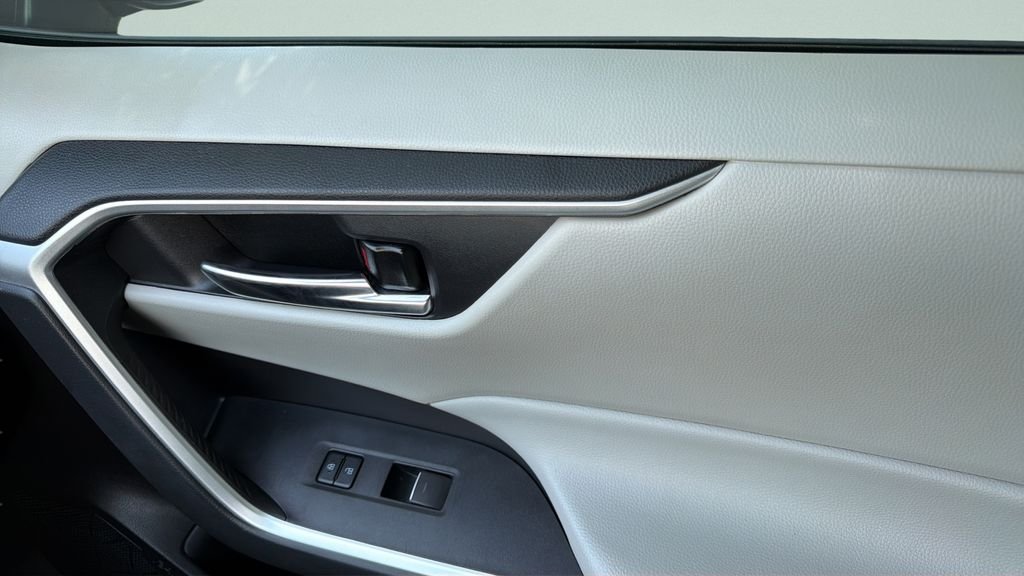 Used 2022 Silver Toyota XLE Premium image 15