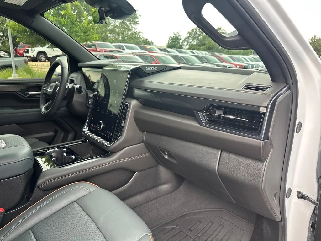 Used 2025 White GMC AT4 image 43