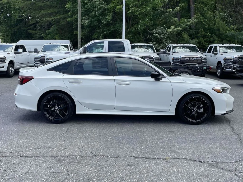 Used 2025  Honda Sport image 9