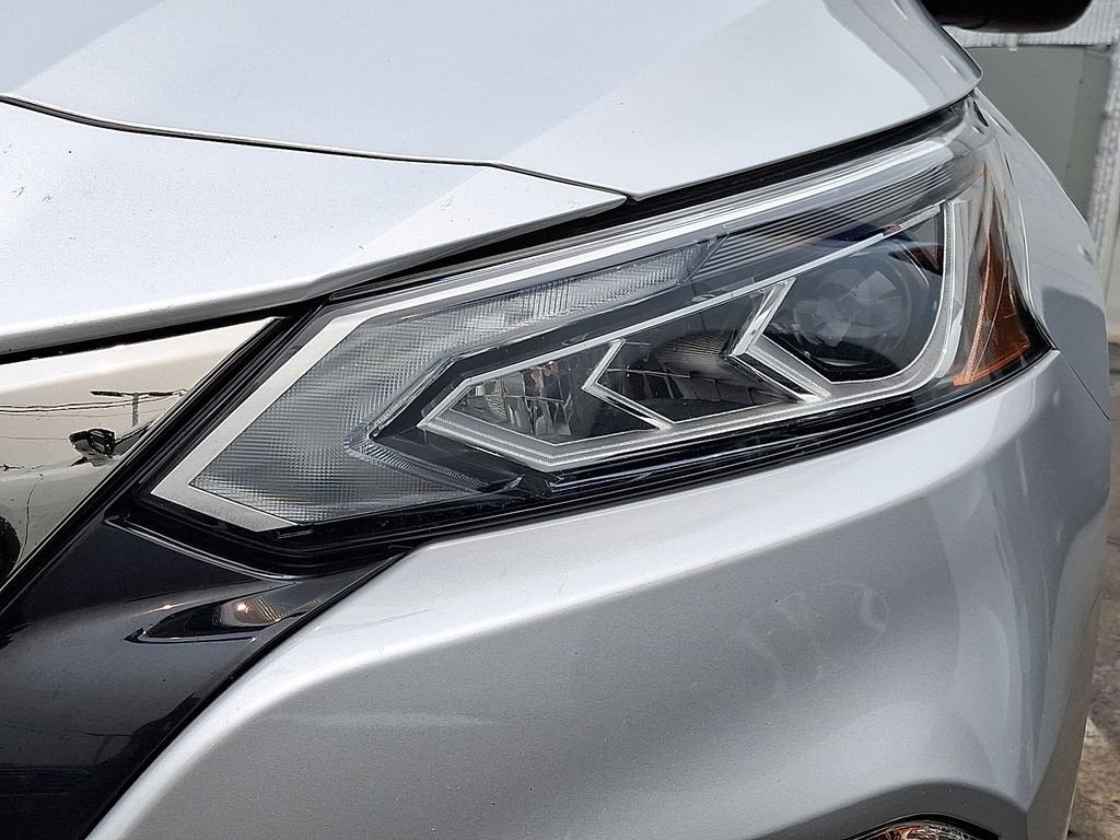 Used 2022 Silver Nissan 2.5 SR image 8