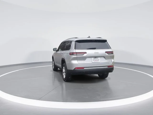 Used 2023 Silver Jeep Limited image 10