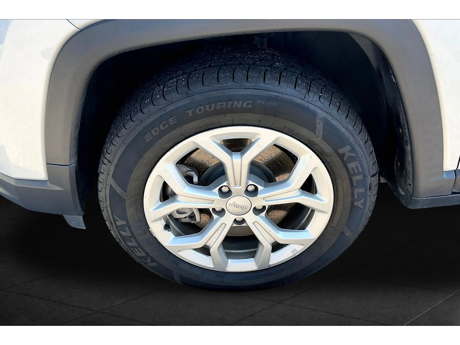 Used 2024 Silver Jeep Latitude image 7