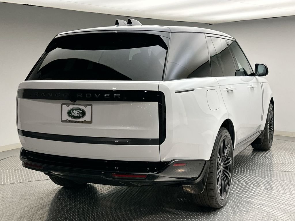 Used 2025  Land Rover SE image 2