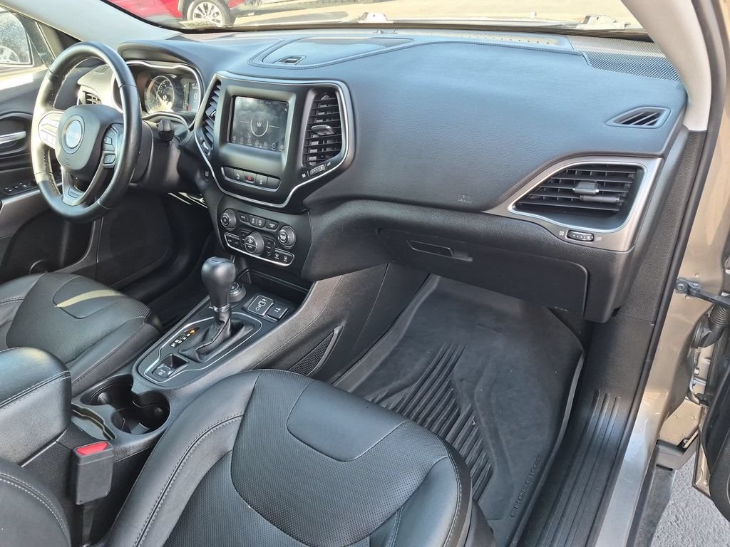 Used 2020 Light Brownstone Pearlcoat Jeep Latitude Plus image 28