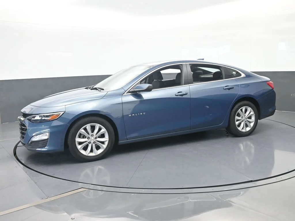 Used 2025 Lakeshore Blue Metallic Chevrolet LT image 1