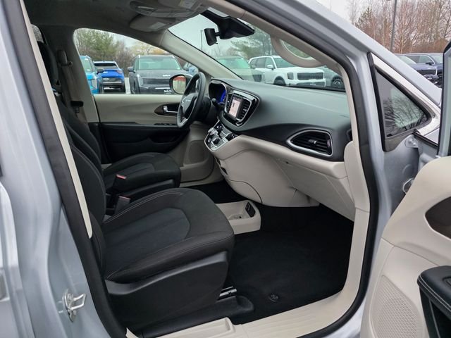 Used 2023 Silver Mist Clearcoat Chrysler LX image 12