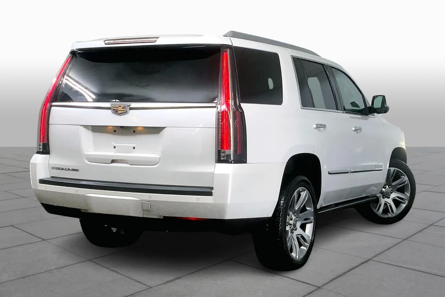 Used 2016 Crystal White Tricoat Cadillac Premium Collection image 12