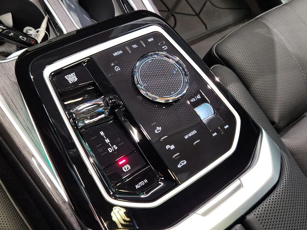 New 2026 Carbon Black Metallic BMW 740i xDrive image 18
