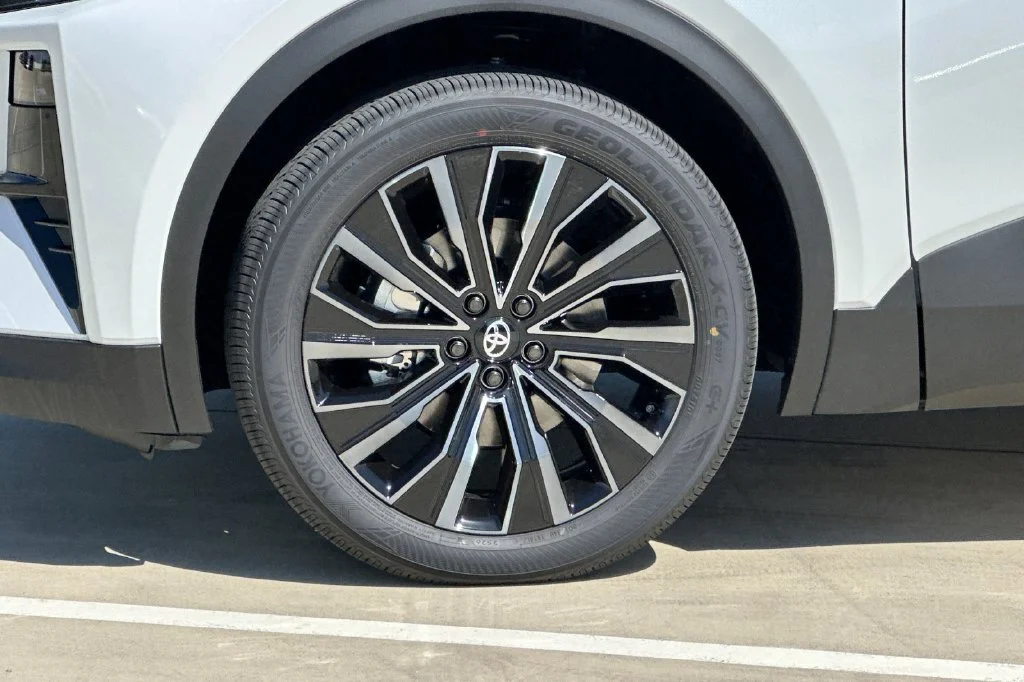 New 2027 Wind Chill Pearl <sup>1</sup> Toyota  XSE image 32