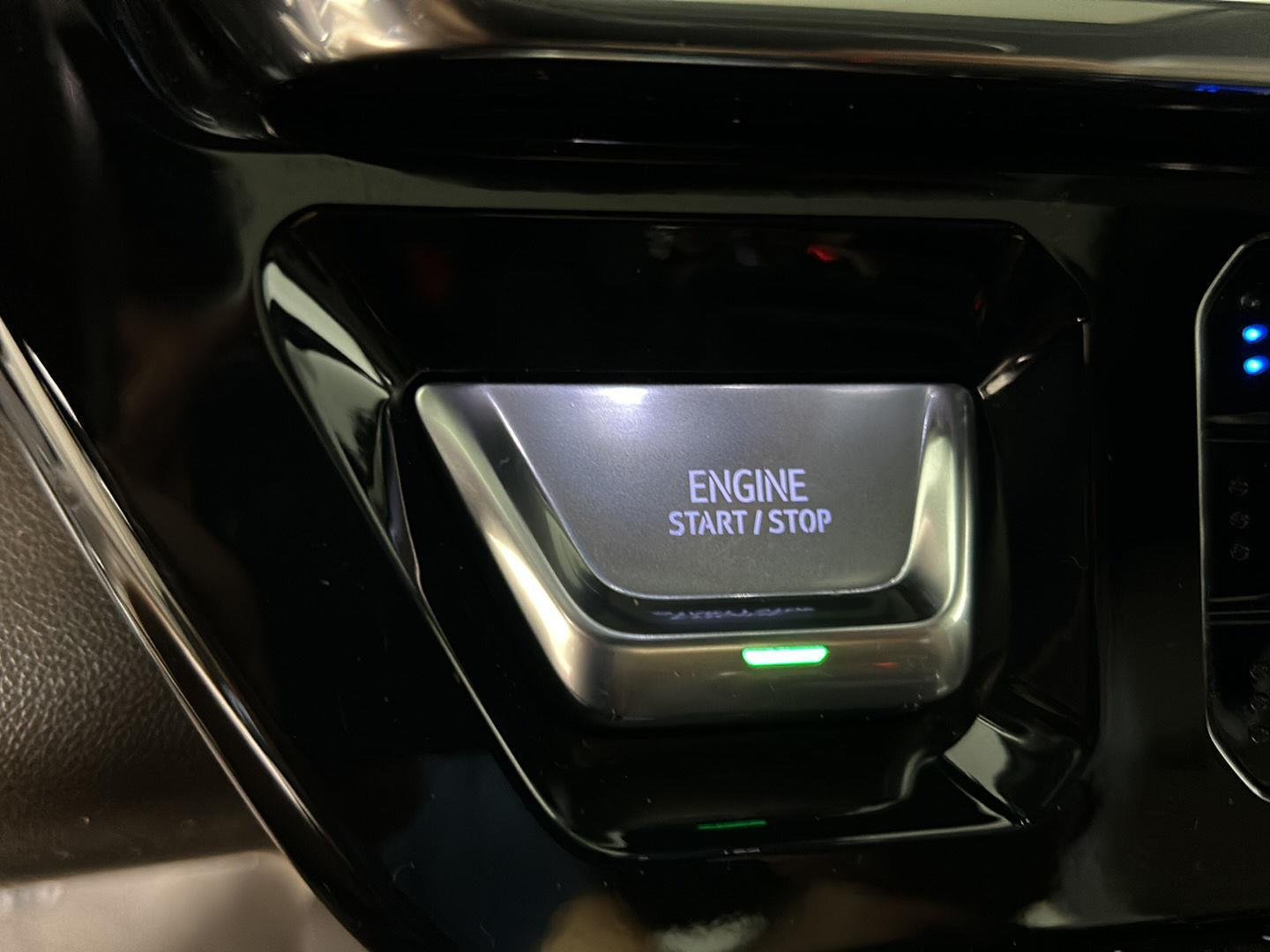 Used 2024 White Frost Tricoat GMC Denali image 30