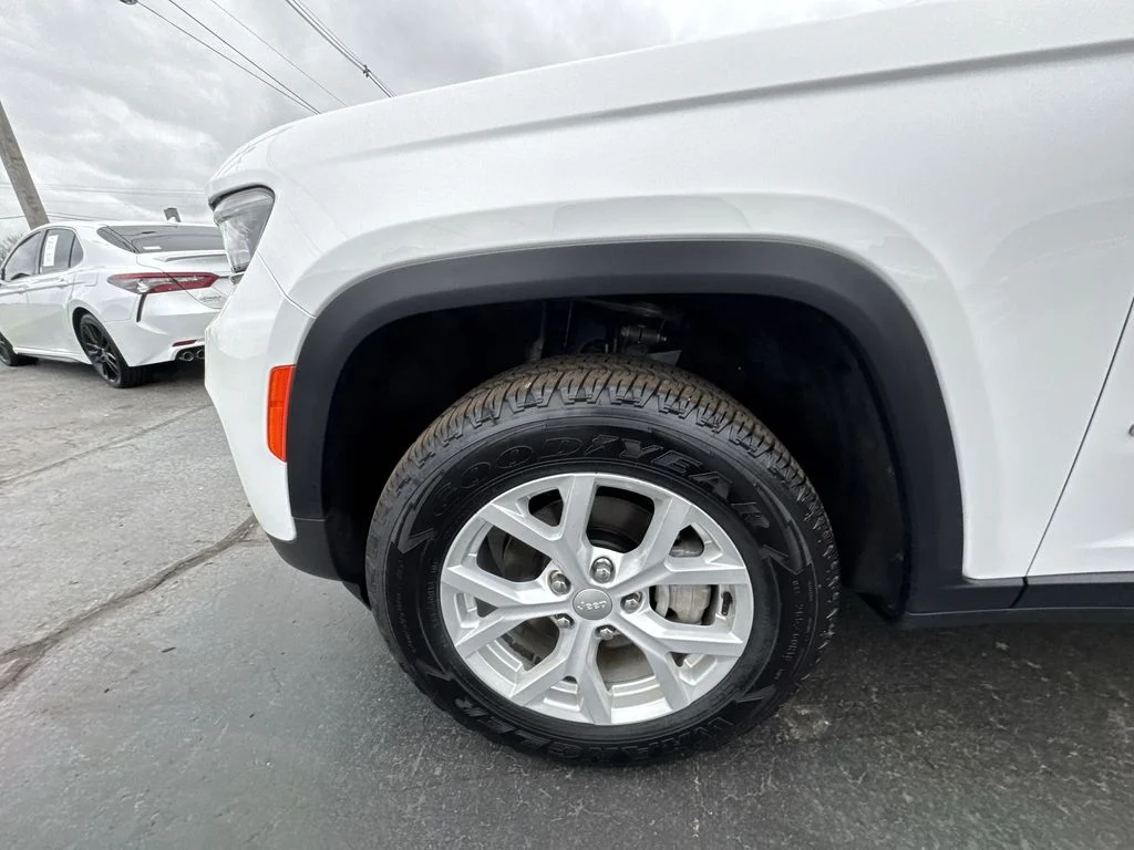Used 2023 White/off-white Jeep Limited image 10