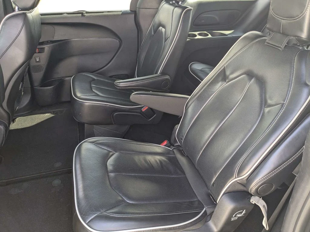 Used 2025 White Chrysler Limited image 15