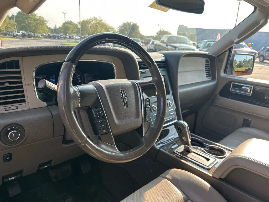 Used 2015 White Lincoln Base image 15