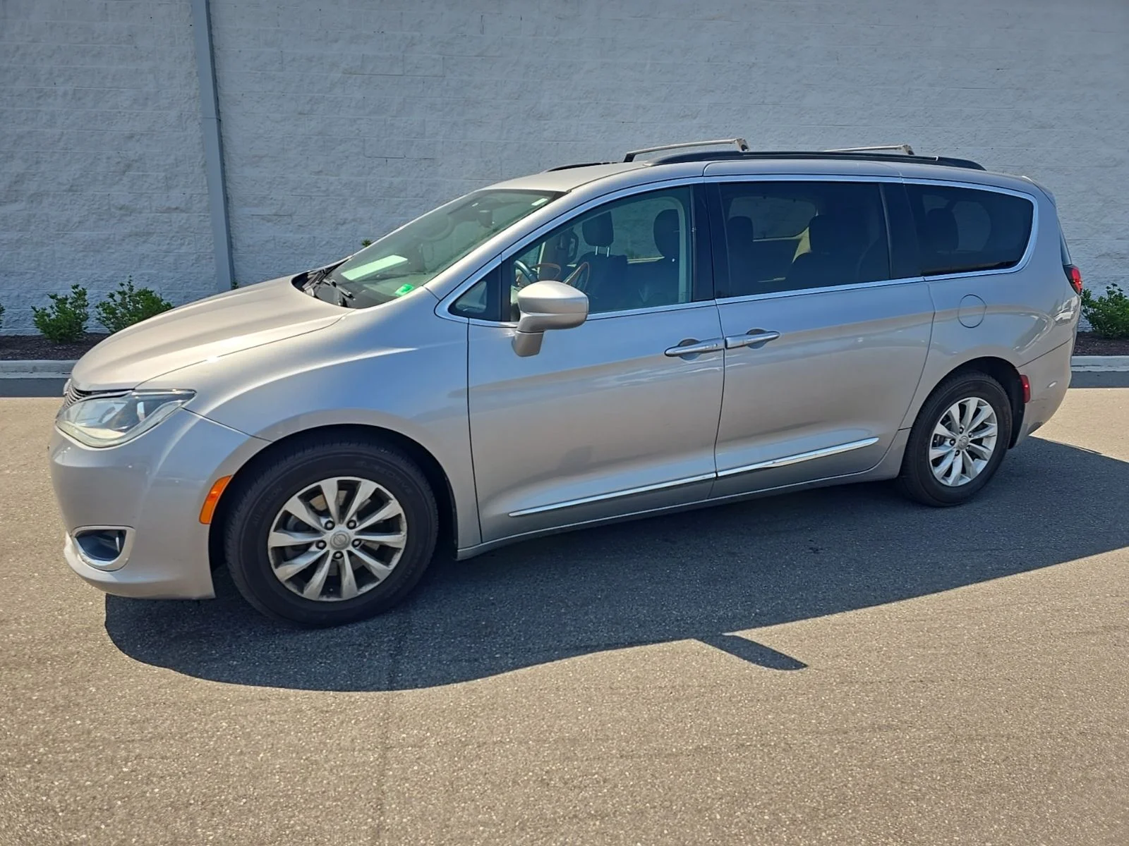 2017 Chrysler Pacifica Touring-L's photo
