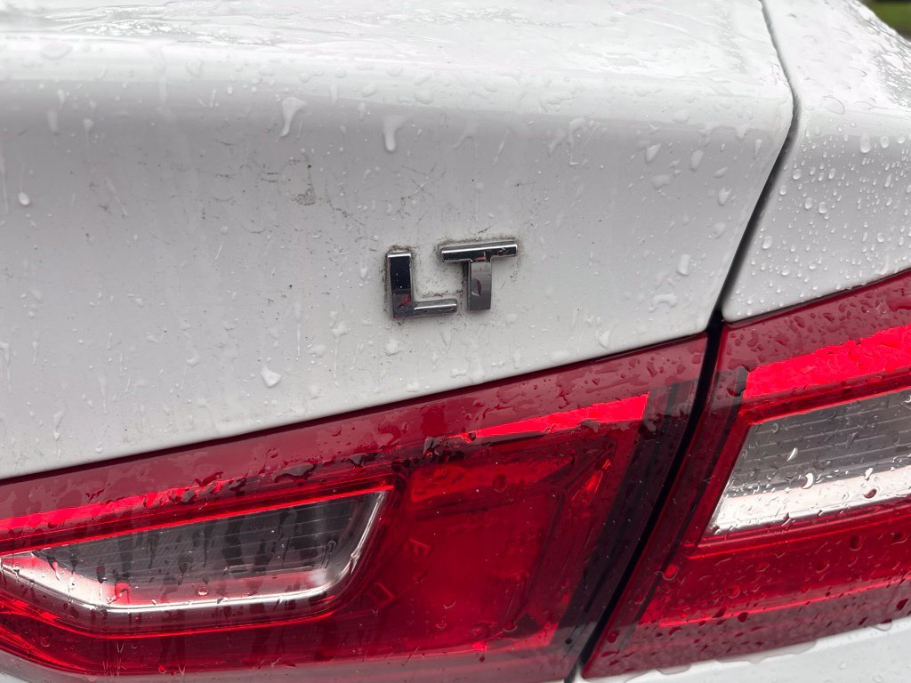 Used 2025 White Chevrolet LT image 9