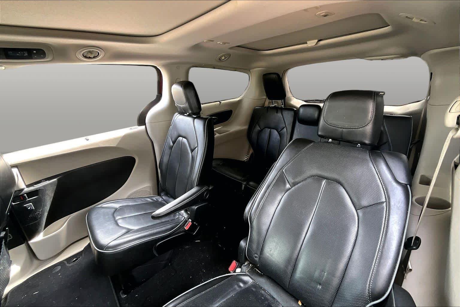 Used 2018 Velvet Red Pearlcoat Chrysler Limited image 18