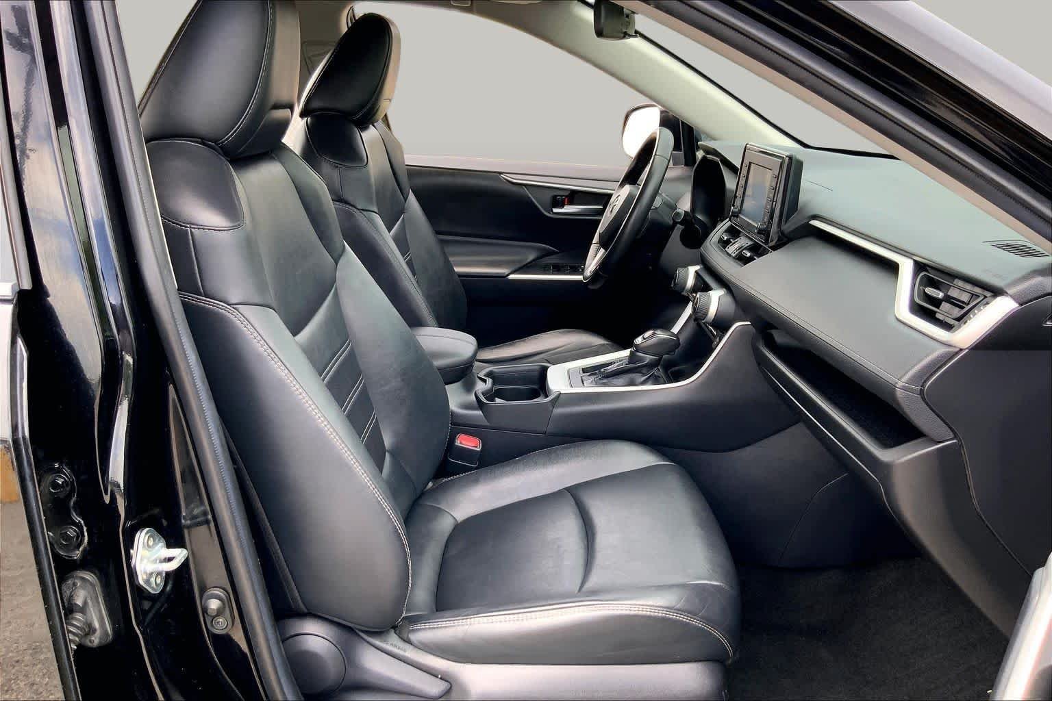 Used 2021 Midnight Black Metallic Toyota XLE Premium image 9