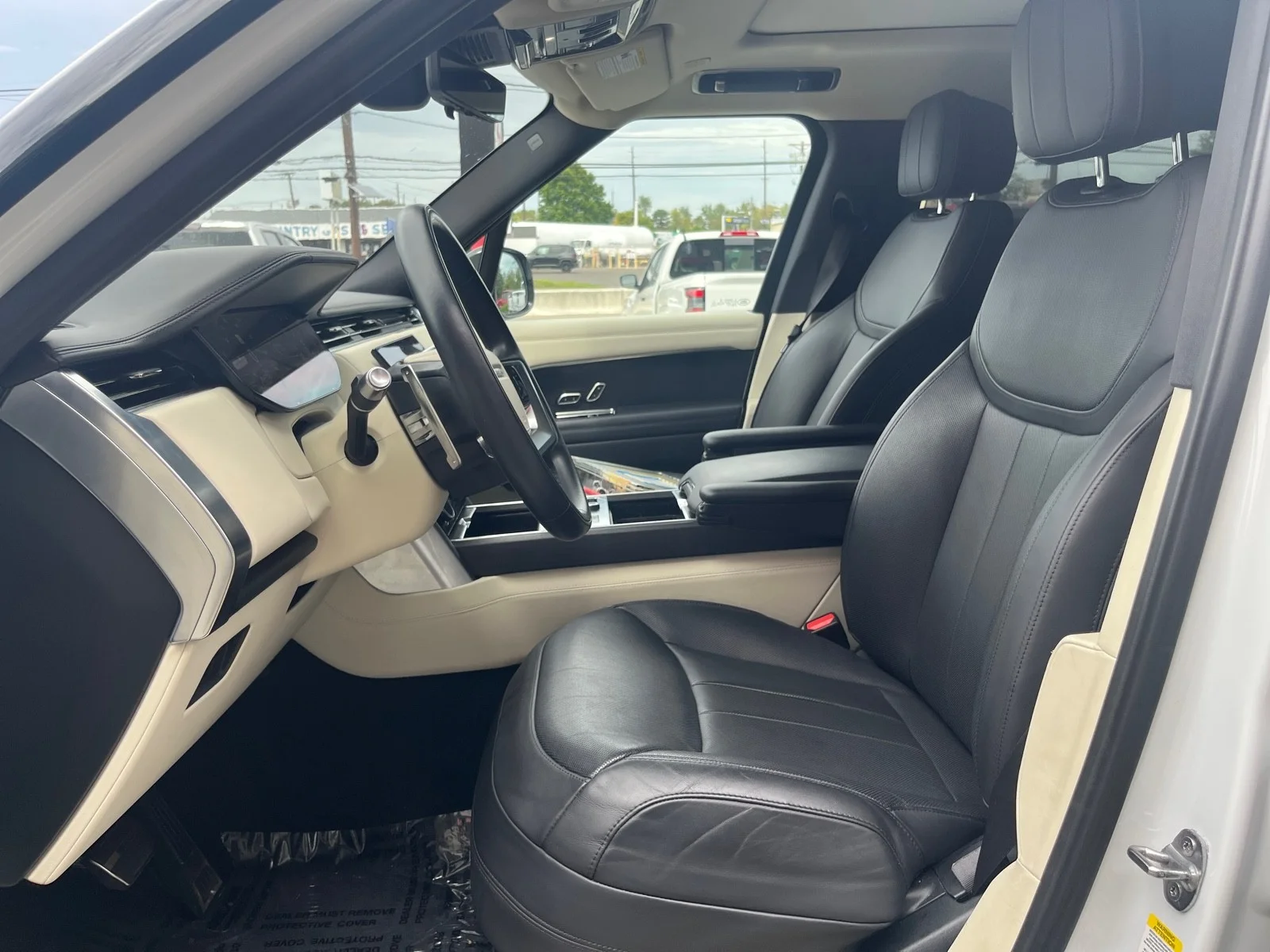 Used 2022 Fuji White Land Rover SE AWD image 17