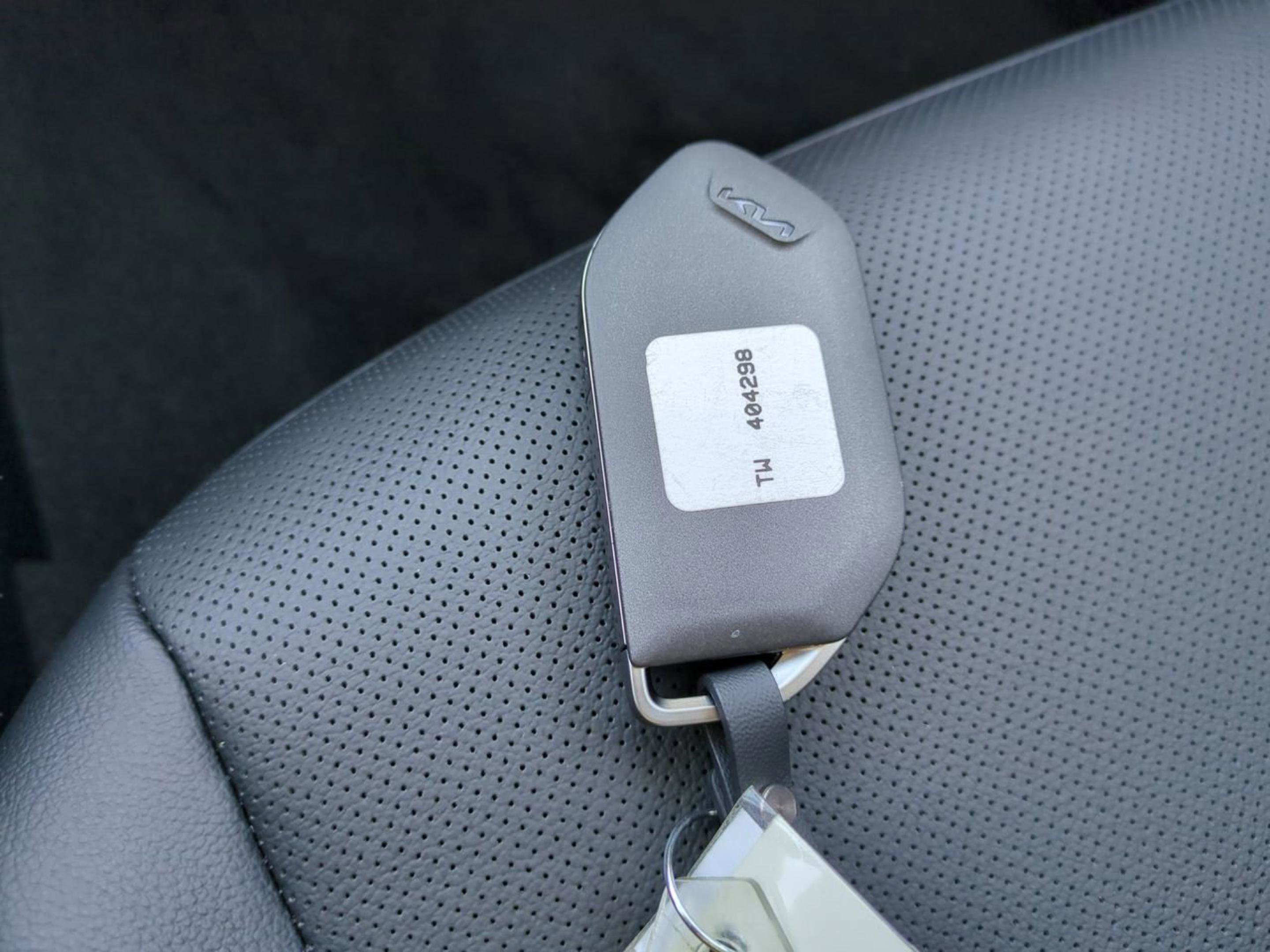 New 2026 Glacial White Pearl Kia EX image 35