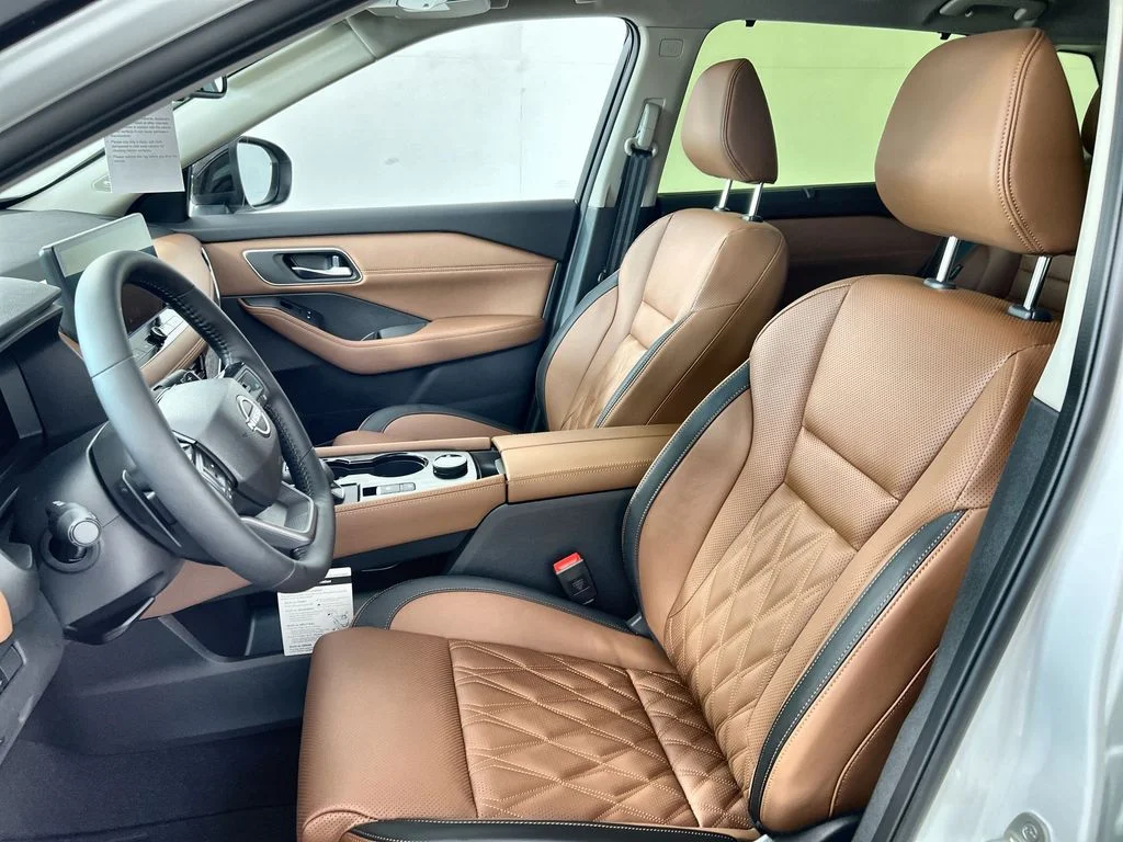 New 2026 Everest White Pearl TriCoat / Super Black Two-tone Nissan Platinum image 13