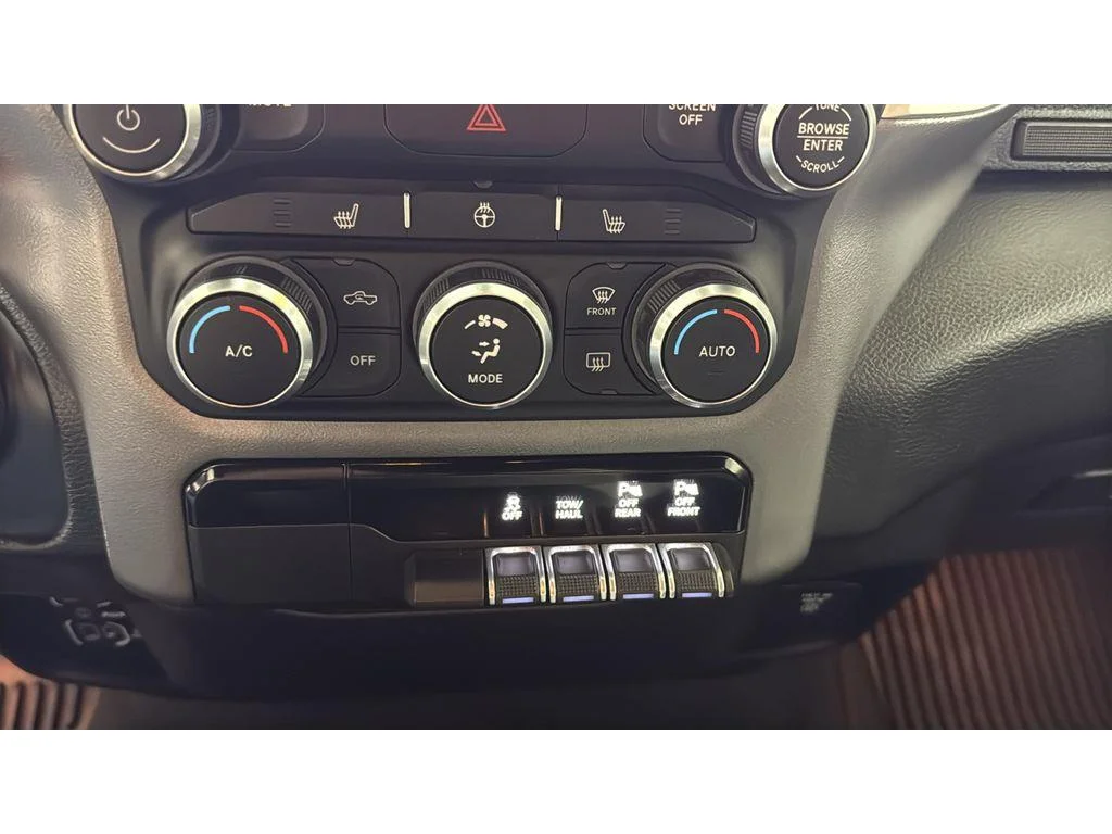 Used 2022 Billet Silver Metallic Clearcoat Ram Big Horn Crew Cab 4X4 3.6L V6 1 OWNER image 30
